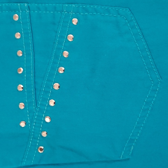 L.E.I. Ashley Lowrise Capri - Picture 6 of 11